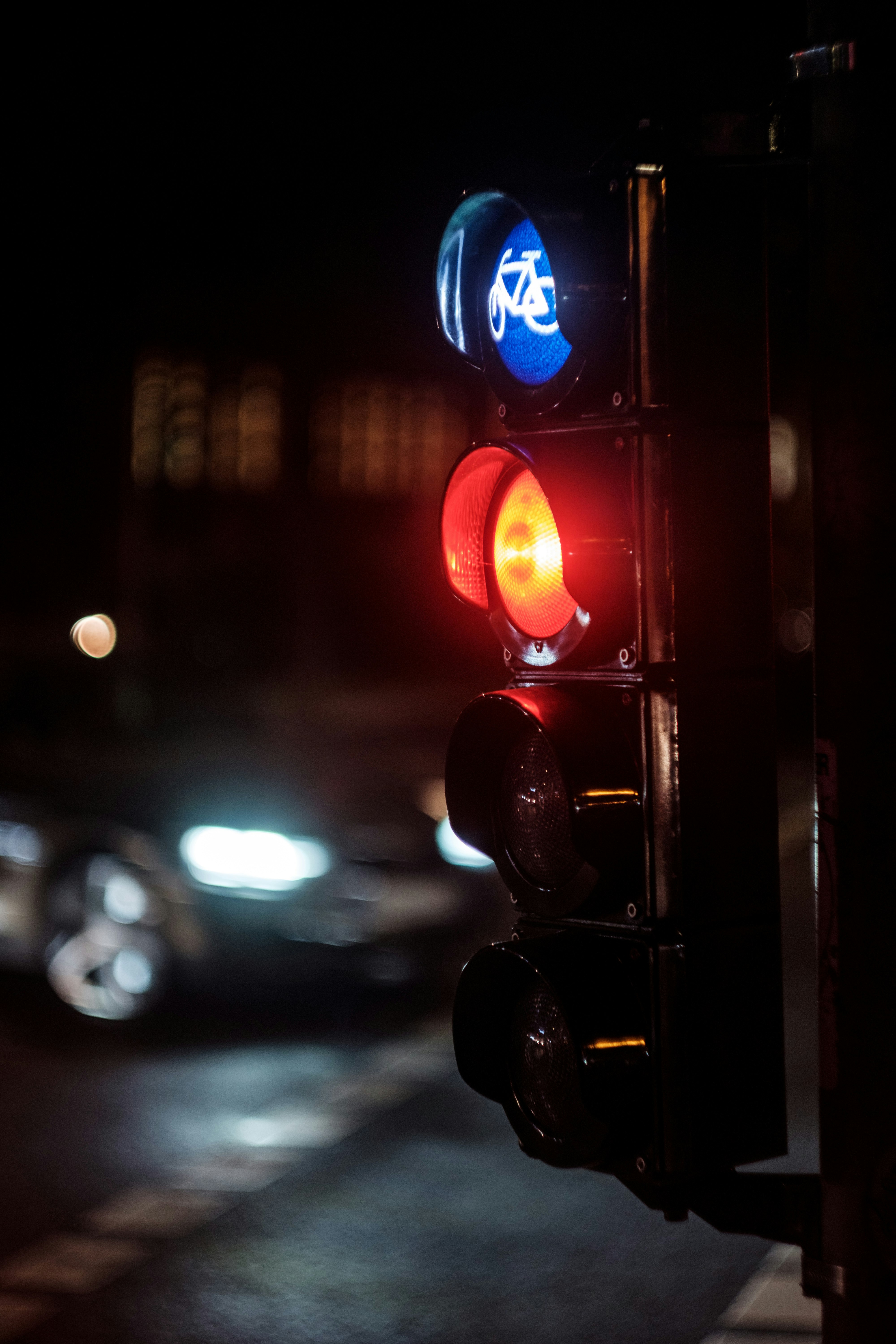 traffic light at night